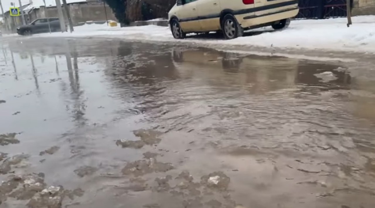 Inundații pe mai multe străzi din Bălți, după ce a cedat o conductă veche 