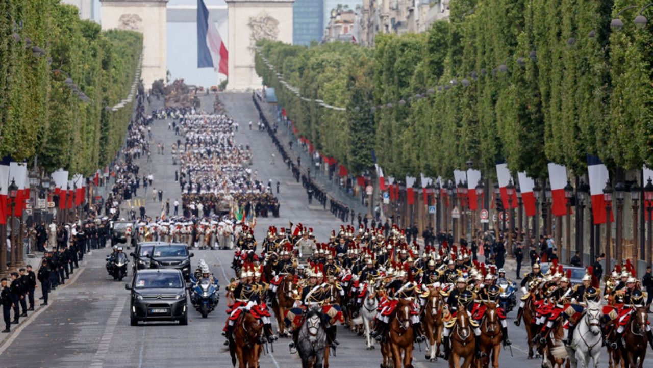 Paradă militara la Paris cu prilejul Zilei Bastiliei