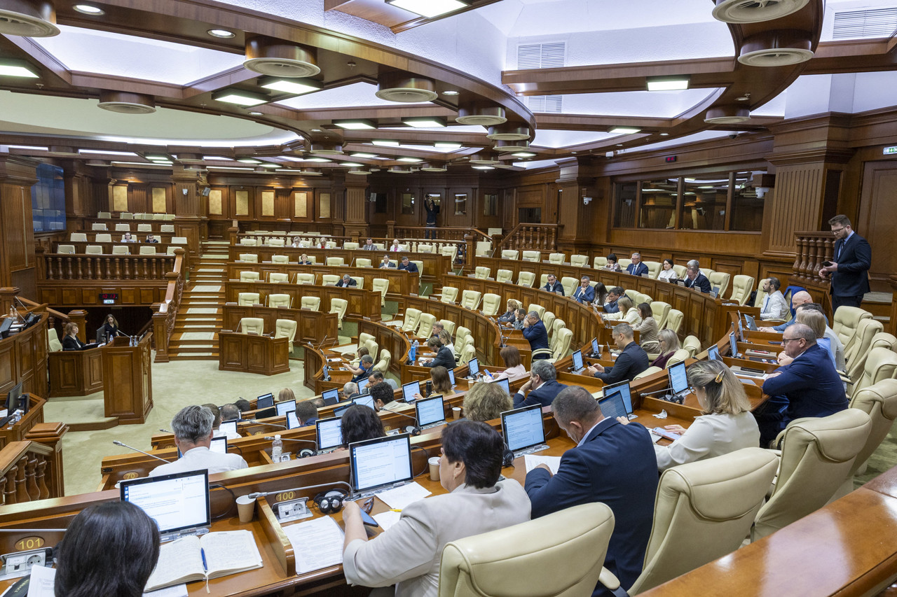 Regulile participării publice se schimbă: Parlamentul introduce inițiativa civică, dar mecanismul va fi activat în 2028
