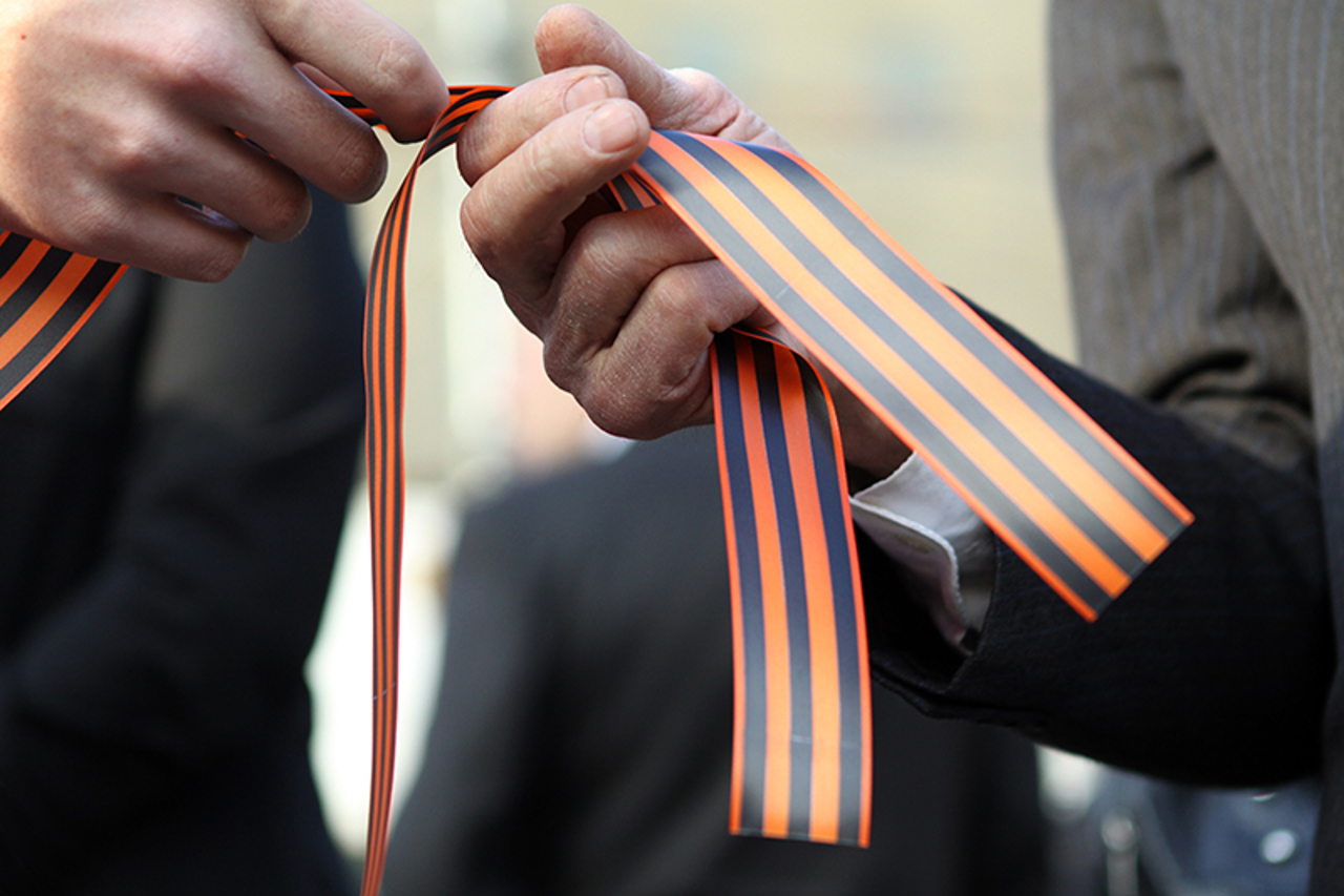 Persoanele care vor purta insigne și simboluri interzise pe 9 mai vor primi amenzi