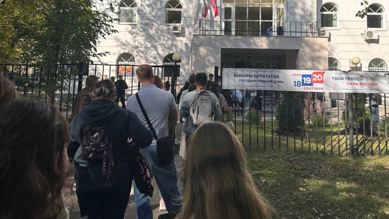 Третий день выборов в Госдуму: из-за "сбоя в системе" в Москве перестали выдавать бумажные бюллетени