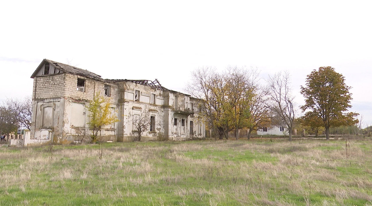 Campanie Moldova 1 | SALVAȚI CONACELE AFLATE ÎN PARAGINĂ: Conacul Janovski, unde a fost filmată pelicula „Lăutarii”, ar putea fi renovat