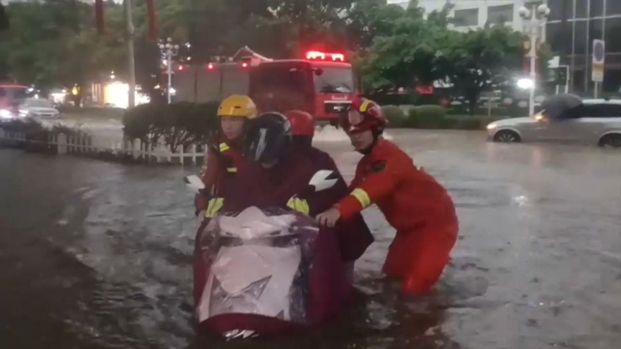 На юге Китая наводнения и оползни. Власти уже эвакуировали более 50 тысяч человек