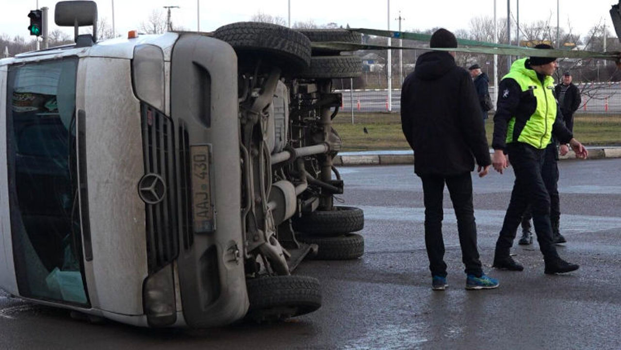 Accident la Bălți: Un autobuz cu pasageri a lovit în plin un microbuz