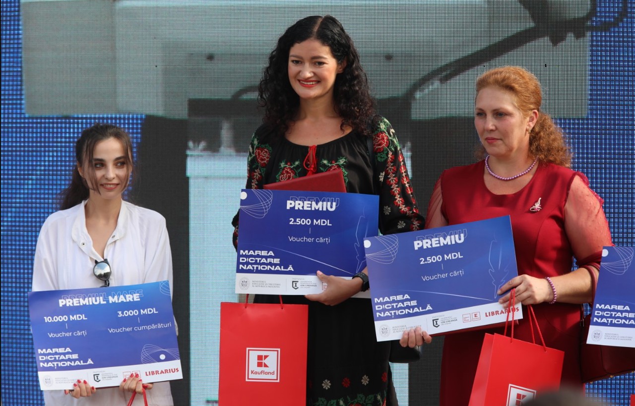 Глава государства наградила победителей конкурса эссе "Почему Молдова должна быть частью Европейского Союза?".