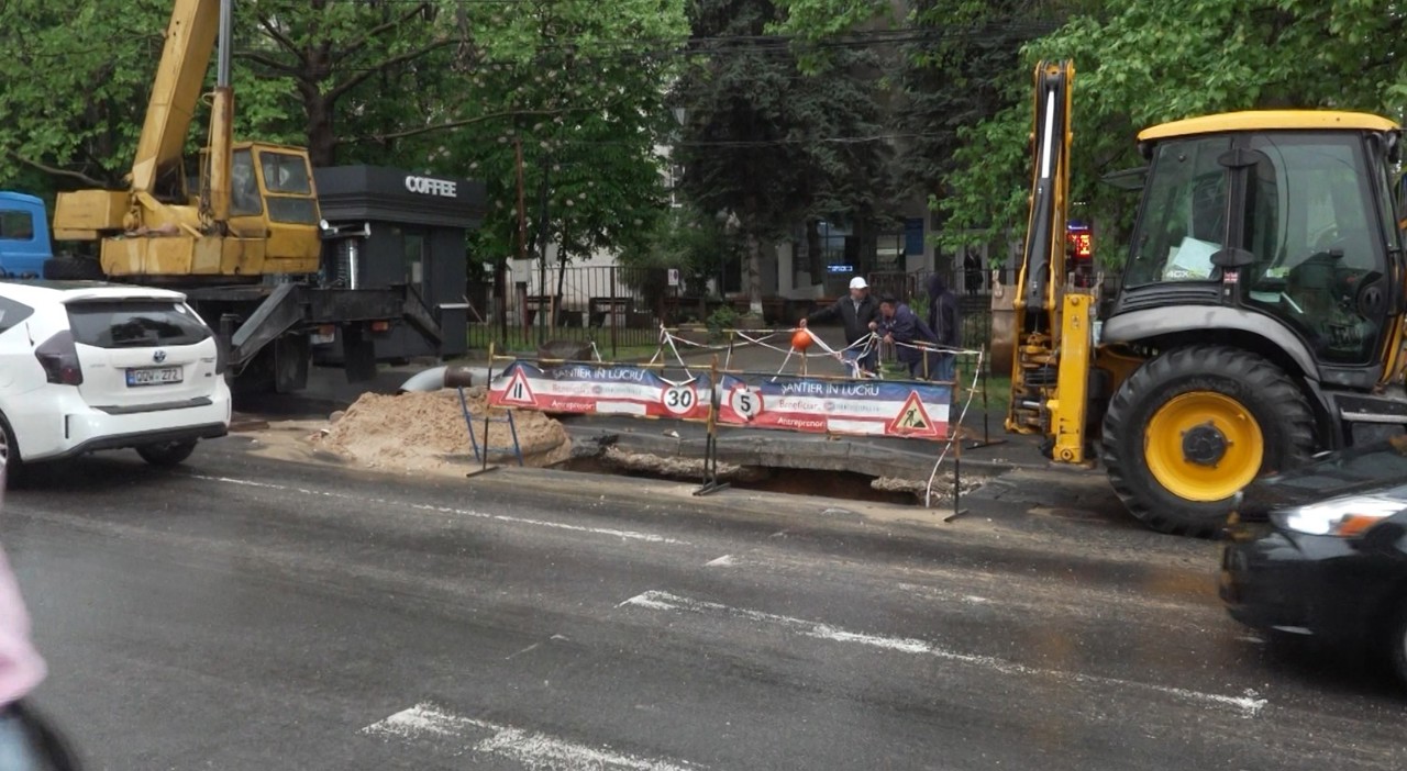 Stradă din capitală, transformată în râu. Incidentul a dat peste cap traficul rutier  