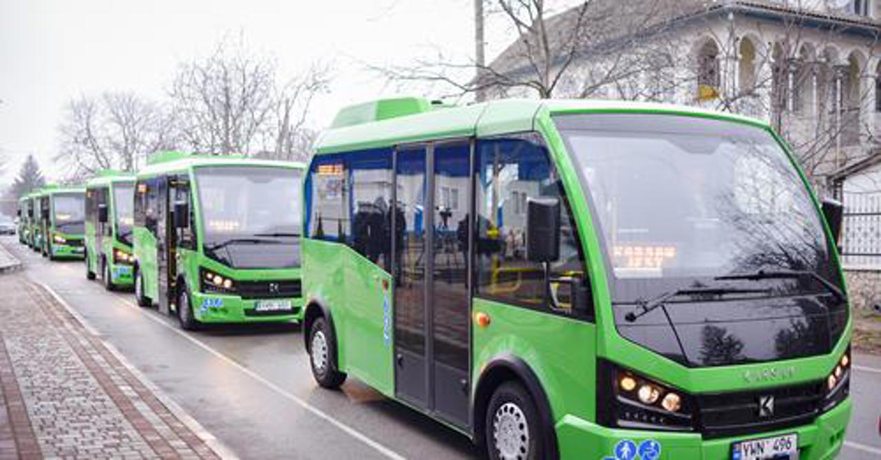 Locuitorii municipiului Edineț se bucură de autobuze confortabile, stații de așteptare inteligente și semafoare moderne