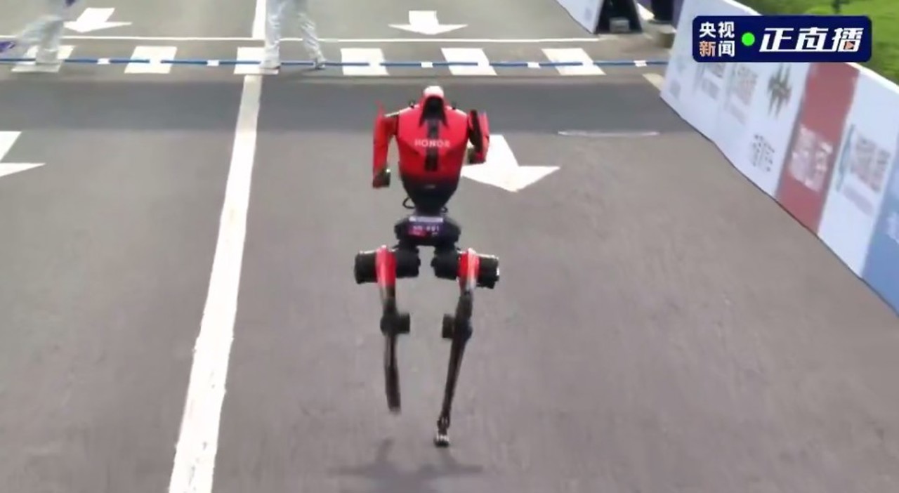 Китайский андроид побил рекорд бегуна Киплимо в полумарафоне