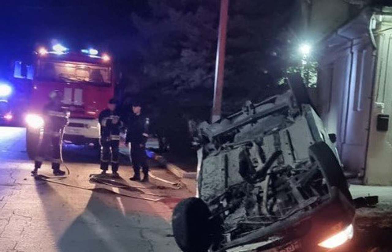 Дорожно-транспортное происшествие в Твардице: водитель погиб после опрокидывания автомобиля, которым он управлял