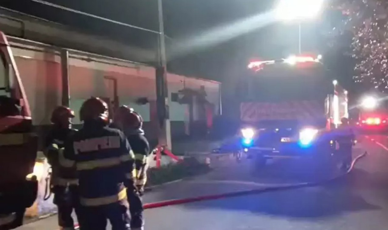 Incendiu de proporții la o fabrică de arme din România: a fost deschis dosar penal
