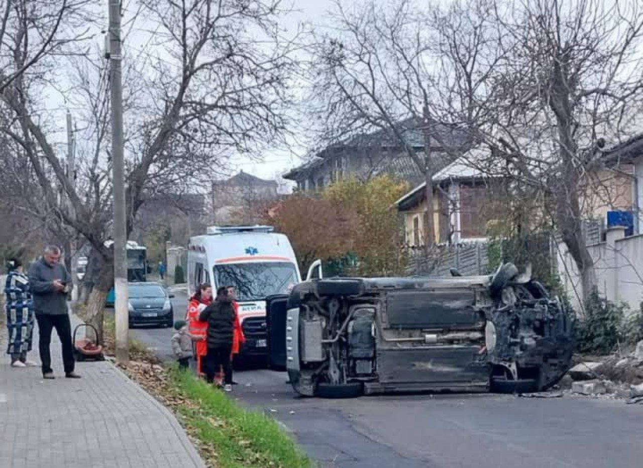 Chișinău // Doi copii, răniți într-un accident rutier. Mașina în care se aflau s-a răsturnat