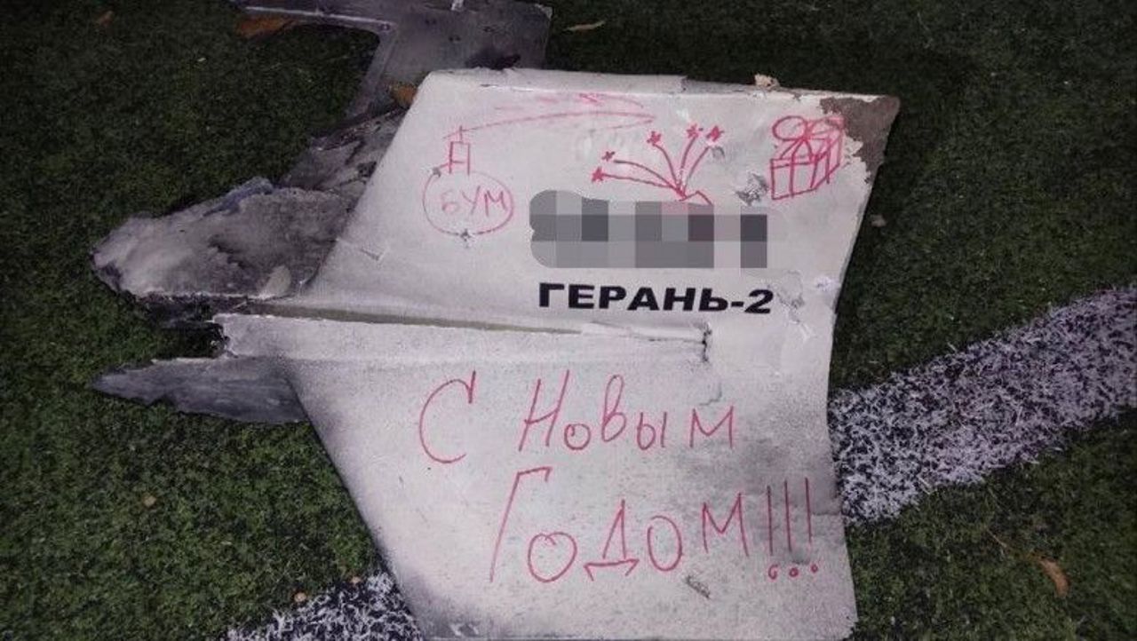В канун Нового года россияне бомбили Украину беспилотниками с надписью "С Новым годом". В результате нападения пострадали десятки человек 