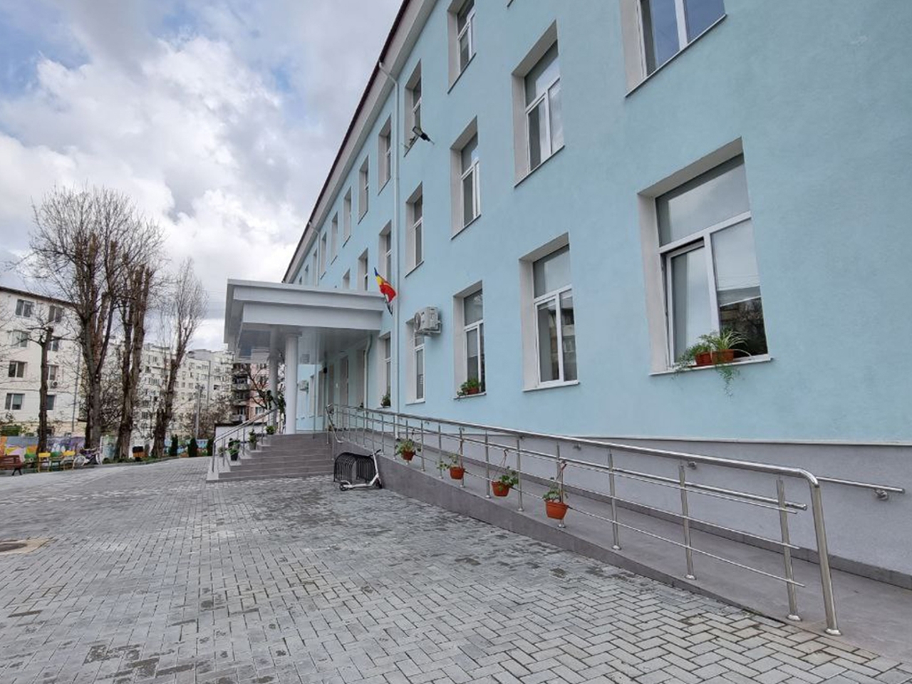 Profesorii, îndemnați să monitorizeze posibile activități legate de distribuirea substanțelor narcotice în preajma școlilor