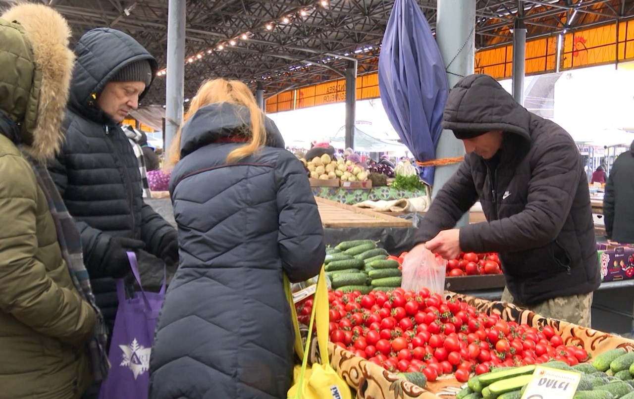 Forfotă la Piața Centrală în ajun de Revelion: „Scump, dar trebuie să sărbătorim frumos”  