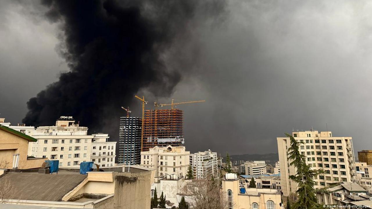 Небо в Тегеране потемнело после ударов по нефтяным складам: СМИ сообщают о "нефтяном дожде"