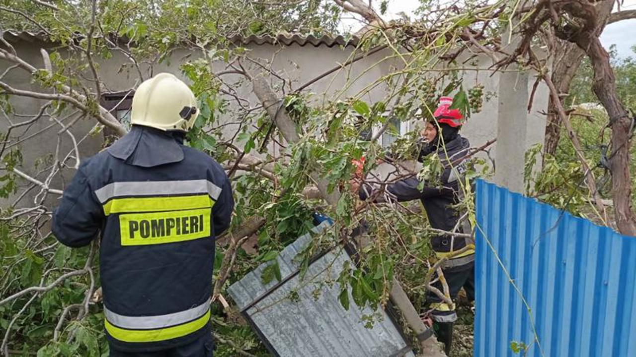 Чтобы укрыться от дождя, жители Сорок сами занялись ремонтом поврежденных крыш