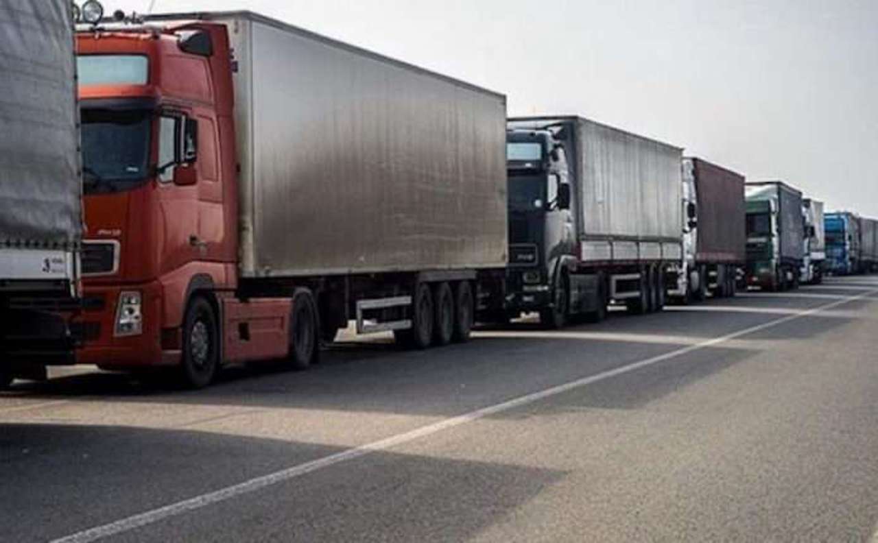 Сложный транзит в Джурджулештах. Водители грузовиков стоят в очереди в порту и на границе