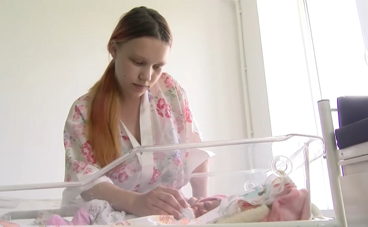Fewer births, later motherhood in Moldova