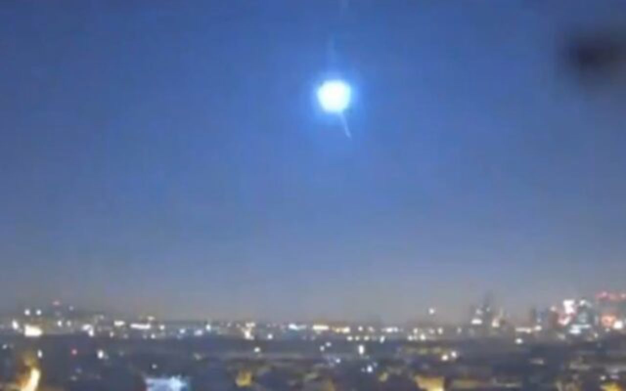 Meteoroid lights up sky above English Channel