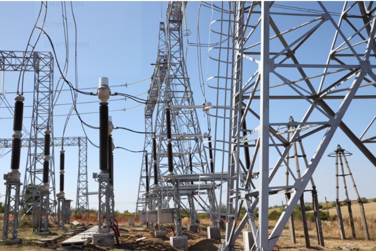 Debitul scăzut al Dunării pune presiune pe sistemul electric: Consumatorii, îndemnați să economisească lumina între orele 18:00 și 23:00