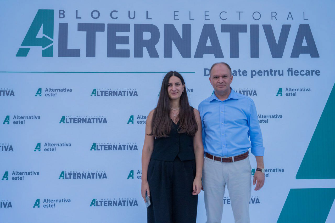 Facebook // Natalia Ixari, fosta purtătoare de cuvânt a Primăriei Chișinău, alături de șeful său de partid, primarul Ion Ceban