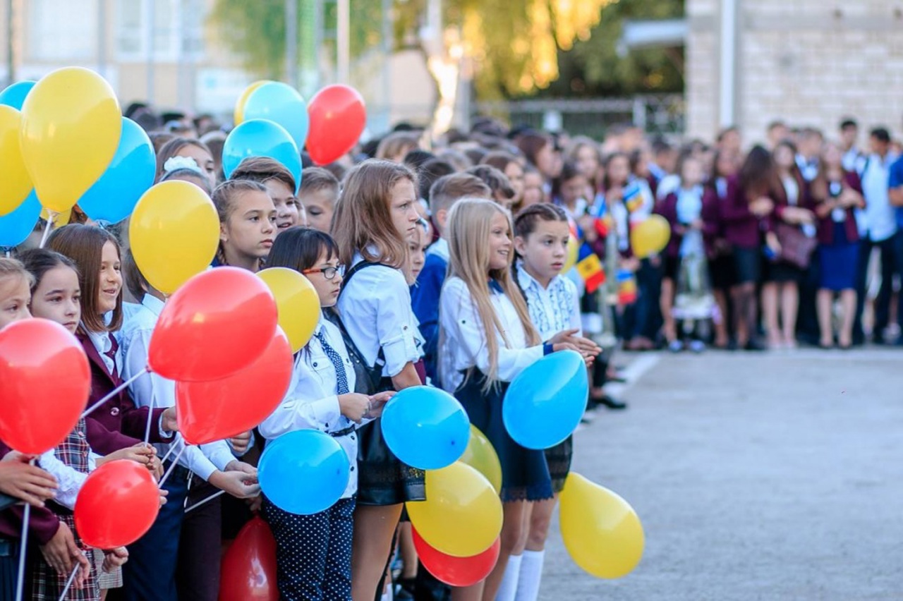 Fără baloane cu heliu de 1 septembrie. Ministerul Mediului: Pot deveni periculoase pentru păsări și animale