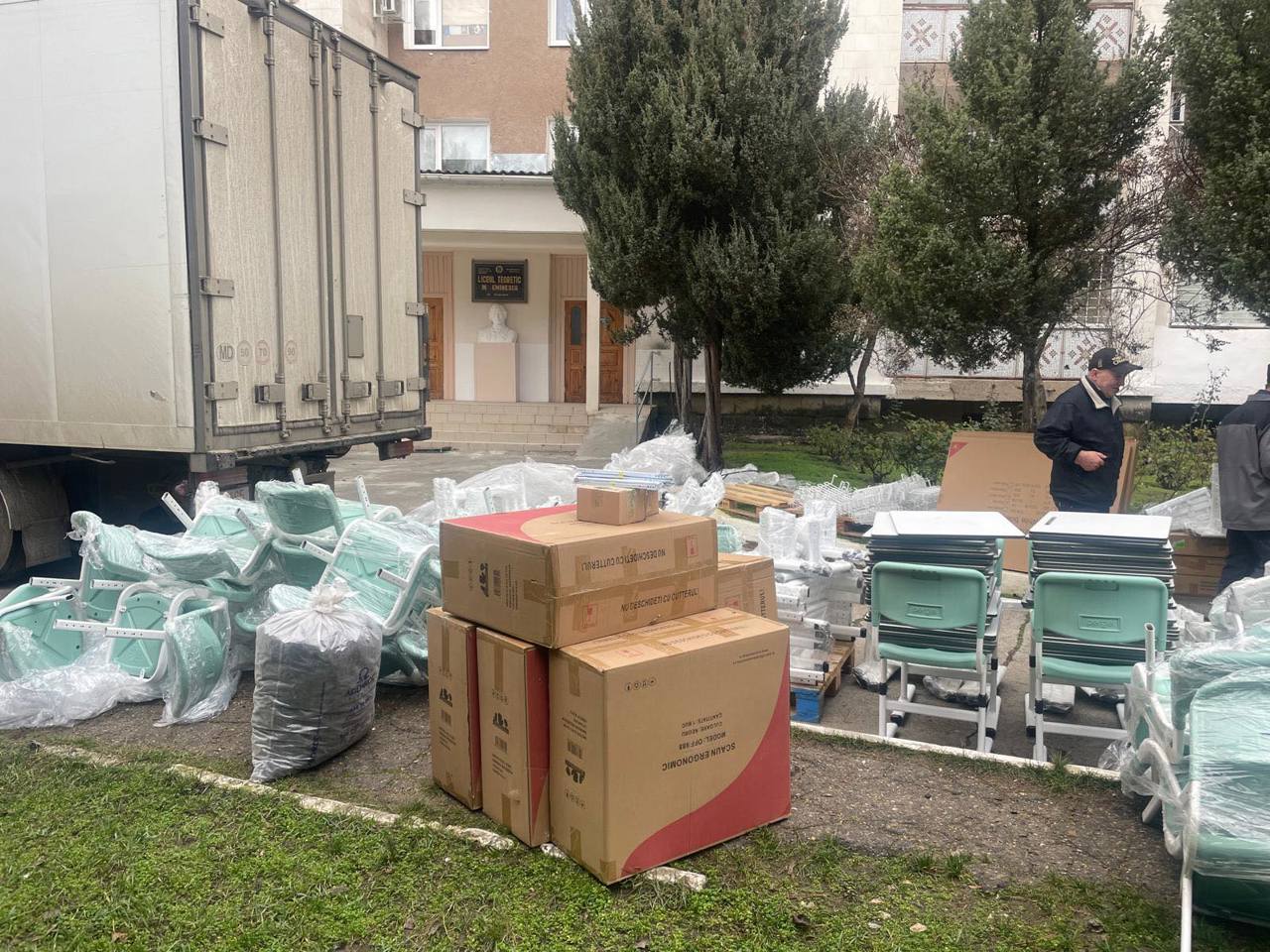 Guvernul României a cumpărat mobilier nou pentru patru școli din R. Moldova