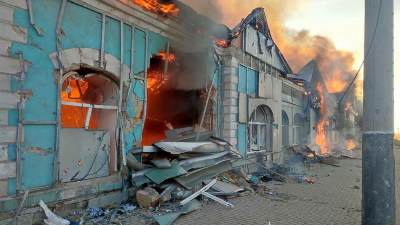 Война на Украине: Город Авдеевка, находящийся на передовой линии ожесточенных боев, подвергается массированному обстрелу со стороны российских войск. Есть жертвы среди мирного населения