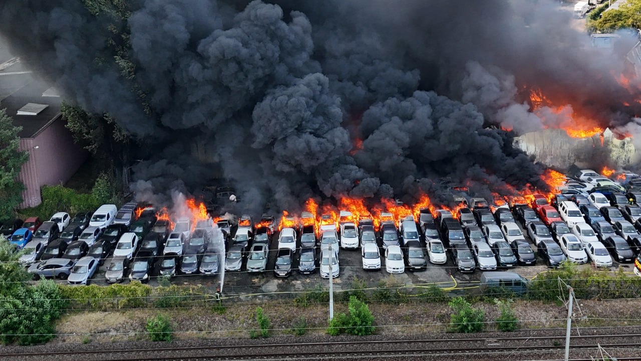 Incendiu de proporții lângă aeroportul francez Charles de Gaulle: Zeci de mașini, cuprinse de flăcări
