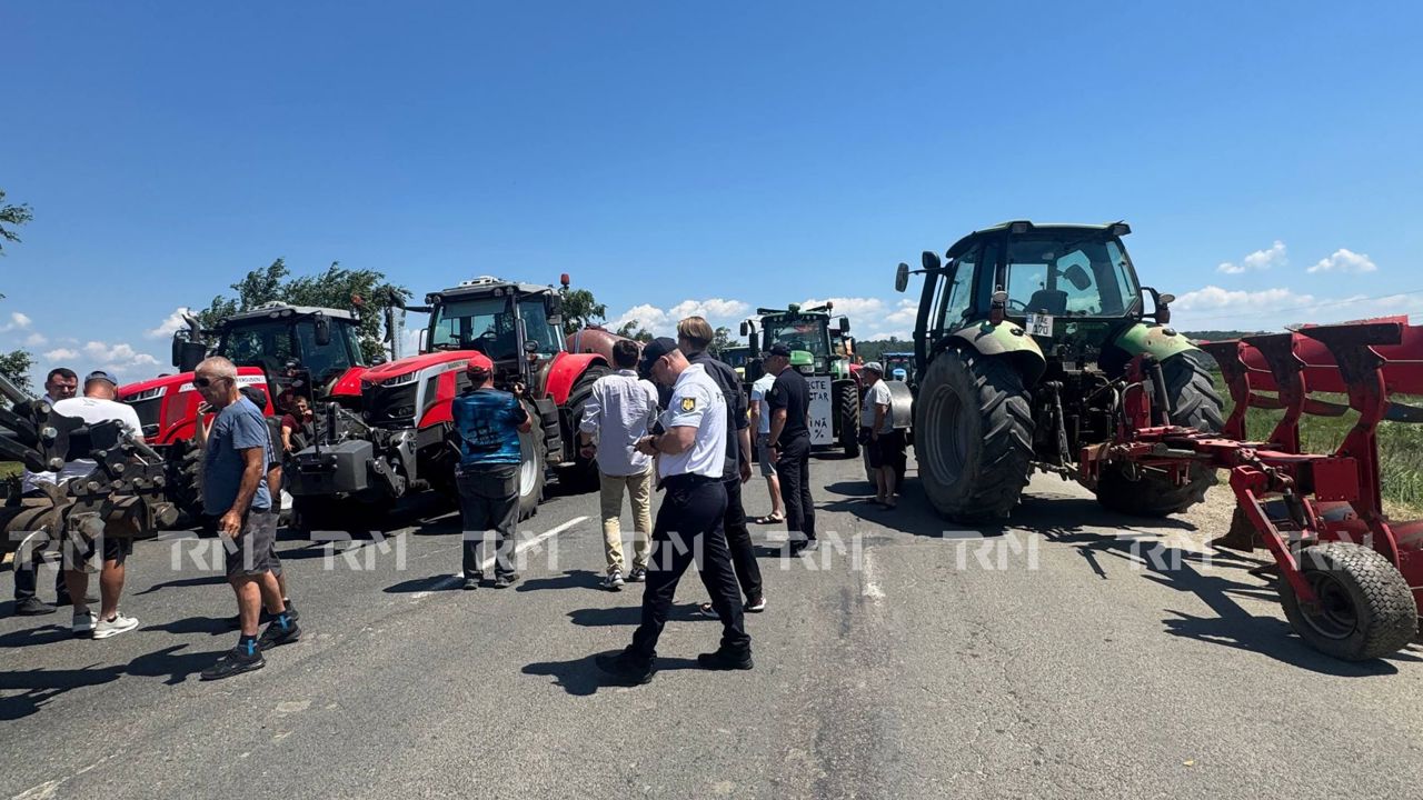 Protestele agricultorilor: Deputatul Sergiu Stefanco a lovit un polițist cu roata tractorului