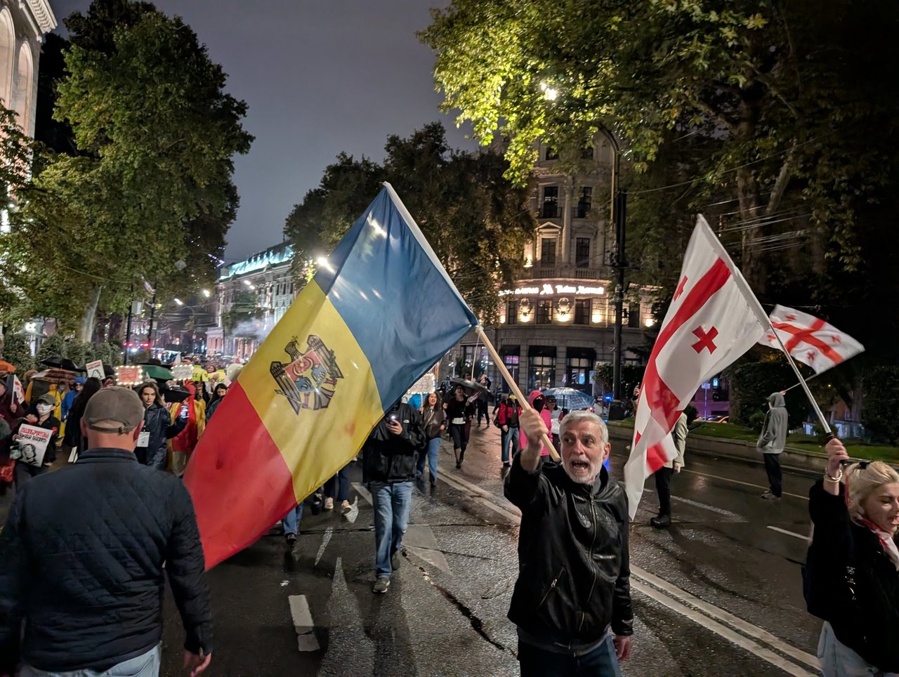 Steagul R. Moldova, „un simbol al înfrângerii Rusiei”, la protestele din Georgia împotriva guvernării de la Tbilisi