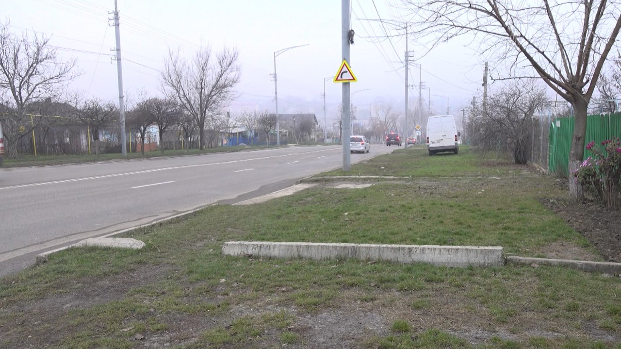 Stradă din Bălți, motiv de nemulțumire pentru locuitori: bălți adânci, apa stătătoare și lipsa unei canalizări pluviale