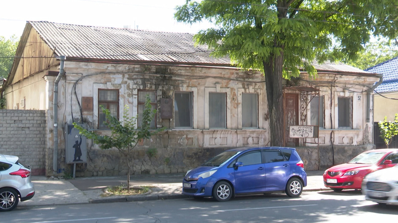„Trec mulți turiști și chiar e mare rușine”: Casa lui Alexandru Plămădeală a ajuns în stare deplorabilă