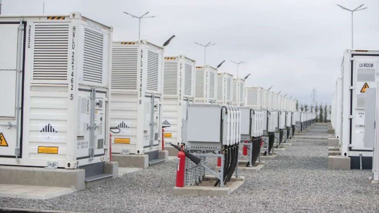 Spații de stocare a energiei electrice de cel puțin 200 MWh, în 2026: „Prețuri mai bune și securitate sporită”