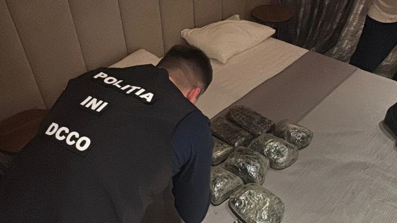 Circa 10 kilograme de droguri, în valoare de peste cinci milioane de lei, descoperite într-un hotel din Anenii Noi