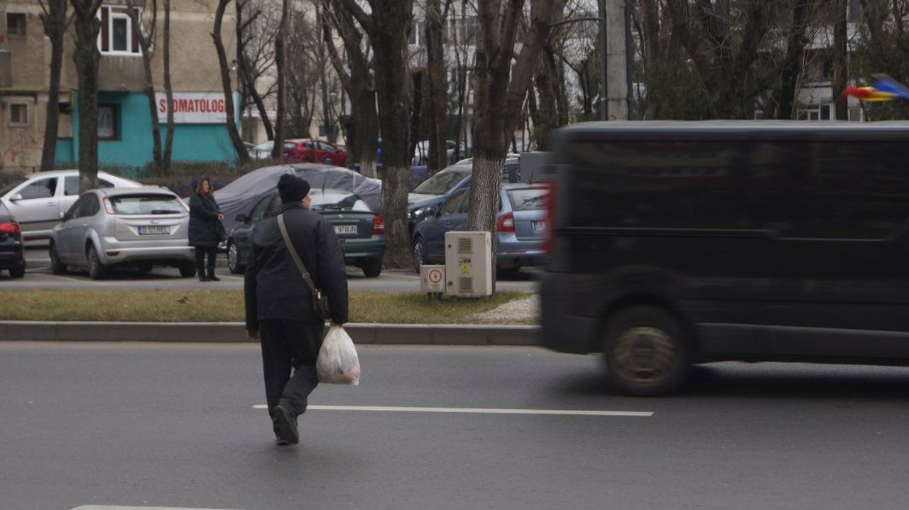 Botanica: Pietoni surprinși în timp ce traversează neregulamentar strada, în preajma unui pasaj subteran aflat în reparație. „Suntem nevoiți să trecem printre mașini” 
