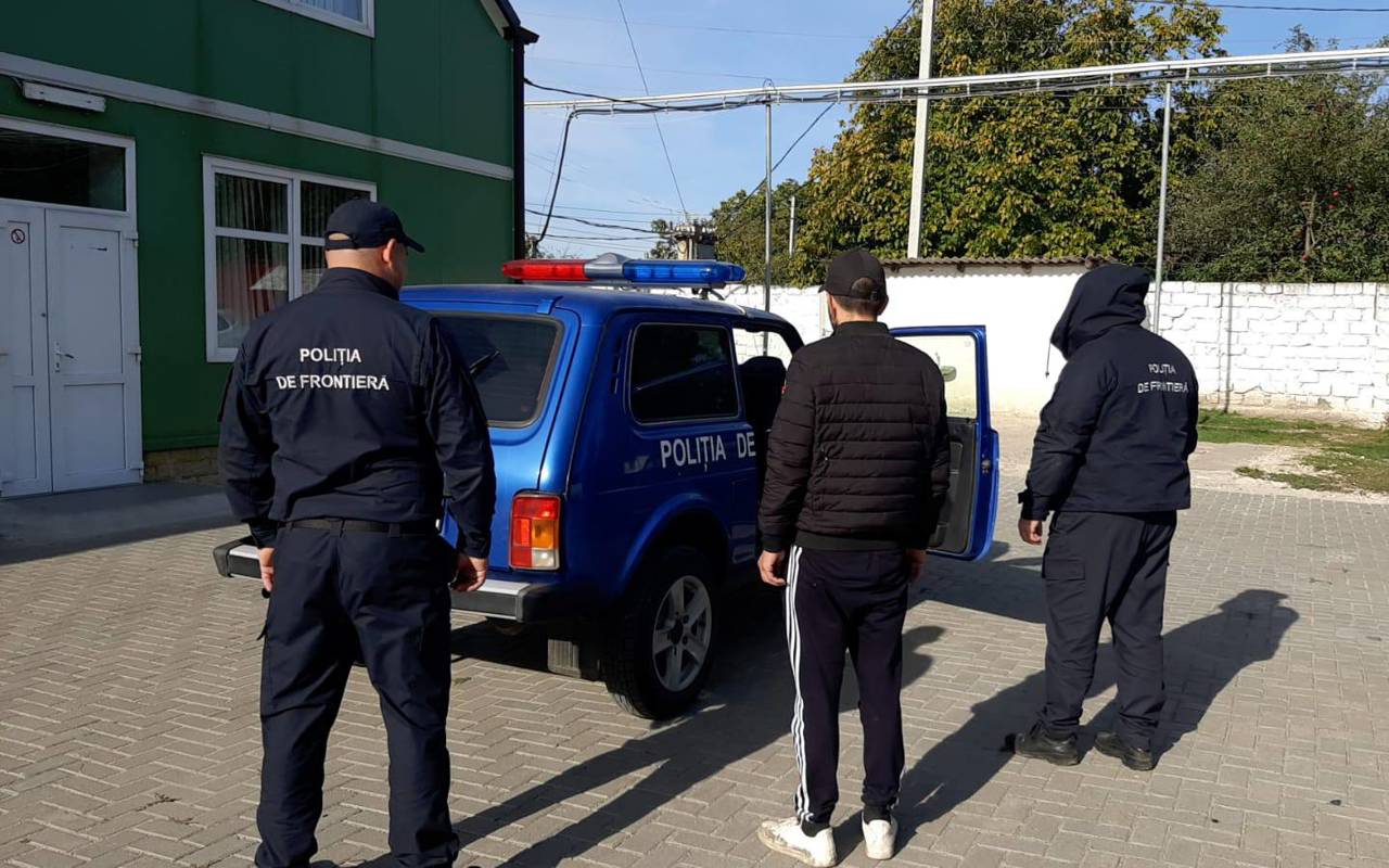 A man, wanted by Interpol, was detained while he was crossing illegally the state border