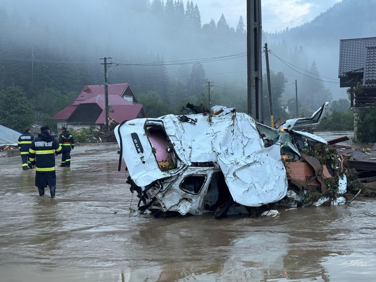 Inundații în județele Suceava și Neamț: o persoană a murit, sute de evacuați, poduri avariate, drumuri surpate 