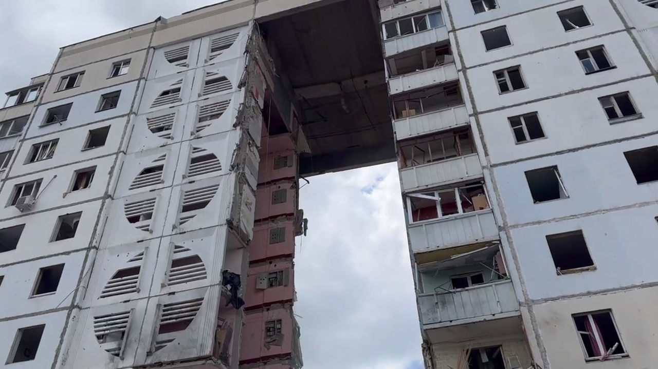 Belgorod: Morți și răniți după ce o întreagă scară cu apartamente s-a prăbușit în urma bombardamentelor