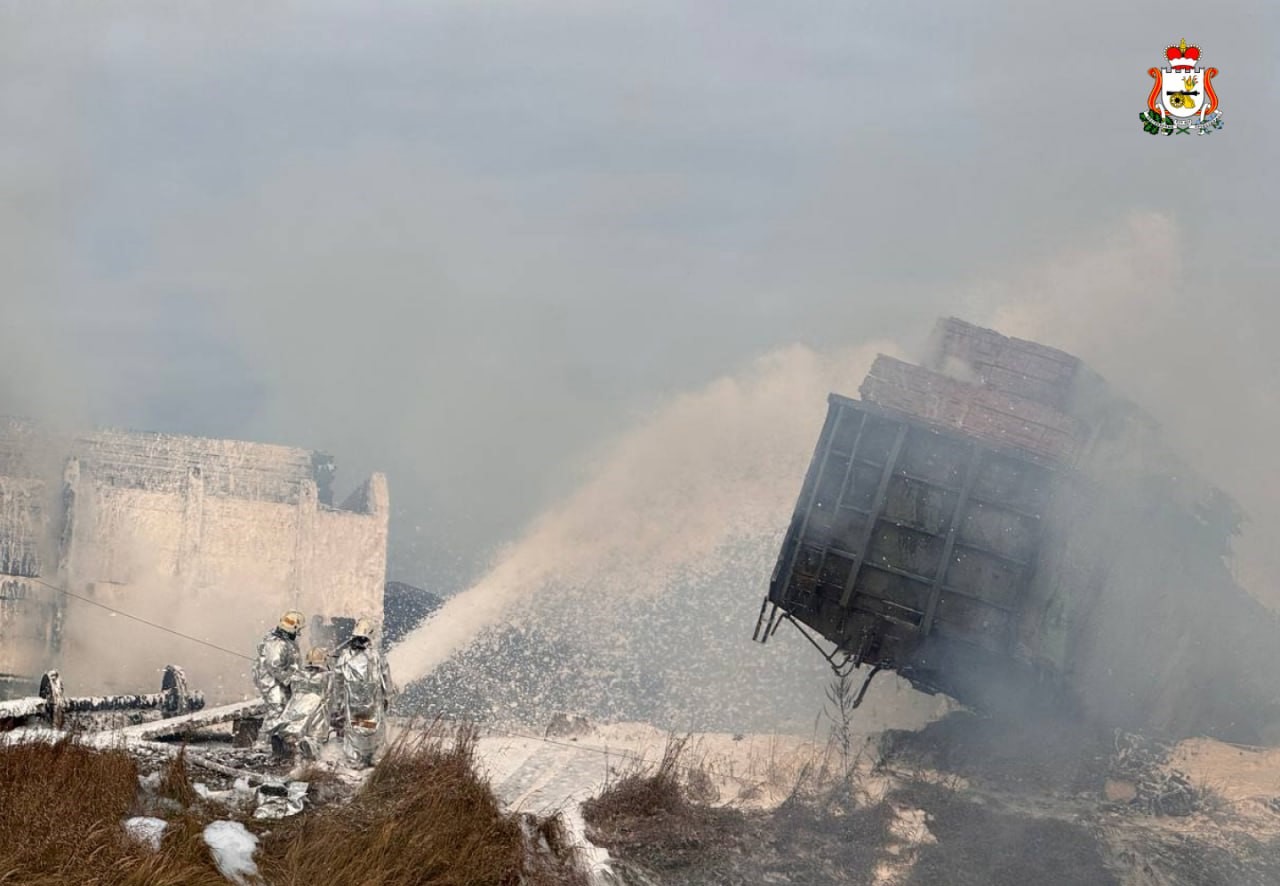 В Смоленской области товарный поезд врезался в грузовик, выехавший на переезд