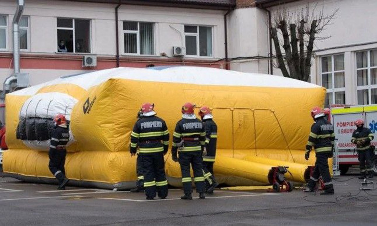 Durlești: Un tânăr care s-a aruncat de la etajul opt a rămas în viață datorită pernei pneumatice instalate de salvatori