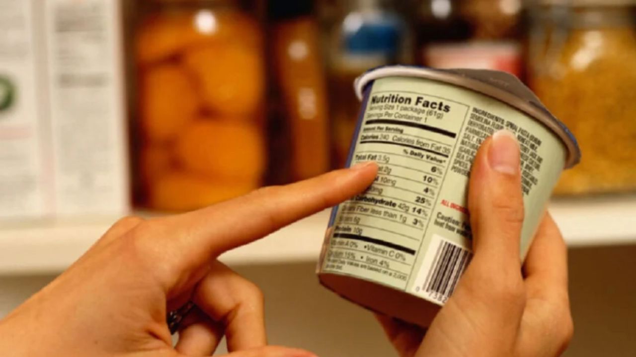 Etichetele produselor alimentare, pe înțelesul tuturor. Ce trebuie să verificăm înainte de cumpărături