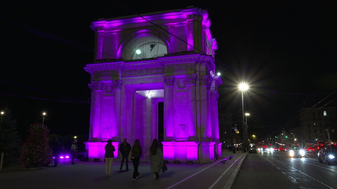 Arcul de Triumf din centrul Chișinăului, iluminat în culoarea roz: Solidaritate cu femeile afectate de cancerul mamar