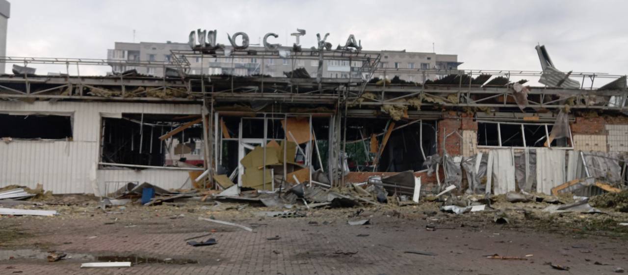 Российские военные разрушили здание вокзала в Сумской области
