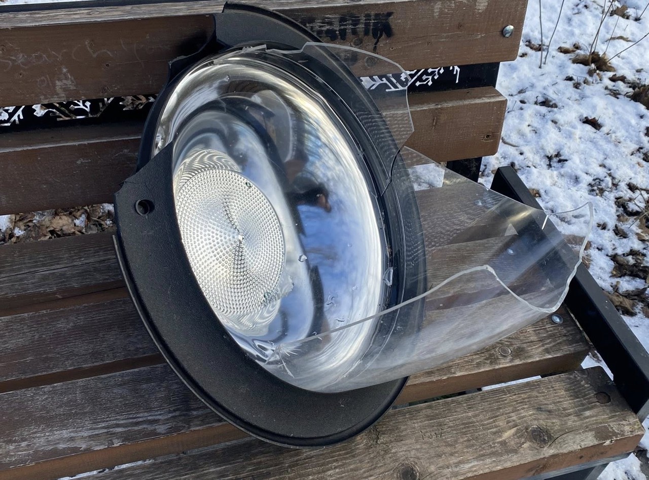 Vandalism într-un parc din Chișinău: bunuri publice, inclusiv felinare, deteriorate în noaptea dintre ani