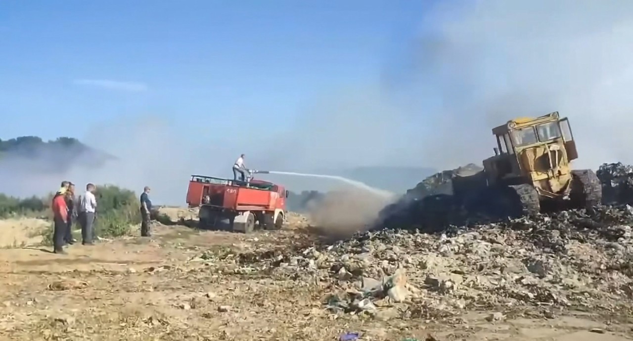 Incendiu de proporții la gunoiștea din Călărași: Patru hectare și o fâșie forestieră, afectate de flăcări