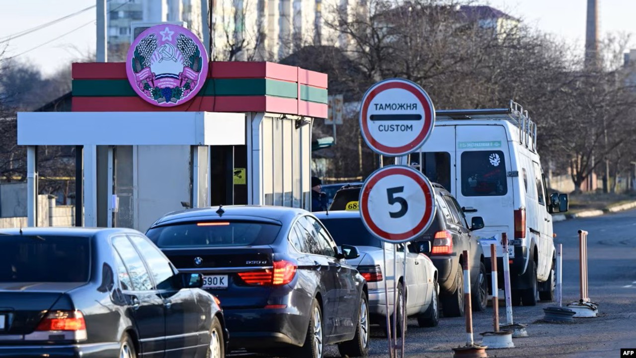 Peste 13.000 de vehicule necomerciale din stânga Nistrului au plăci neutre și semnul „MD”