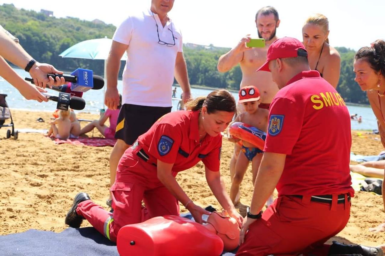 В ГИЧС продолжается кампания по профилактике утопления. На столичном озере Валя Морилор была организована симуляция действий при утоплении.  