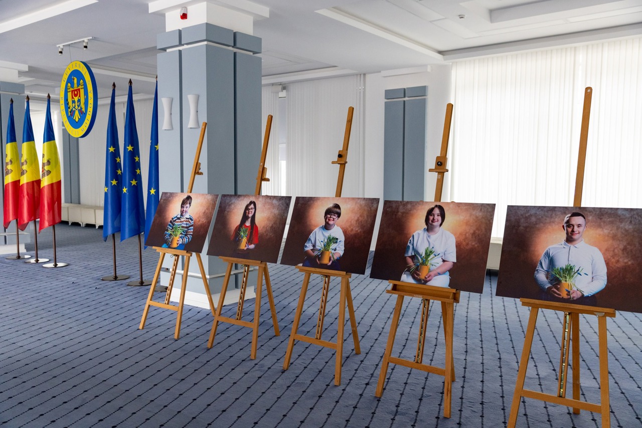Diversitate și incluziune: O expoziție de fotografie la Guvern marchează Ziua Mondială a Sindromului Down