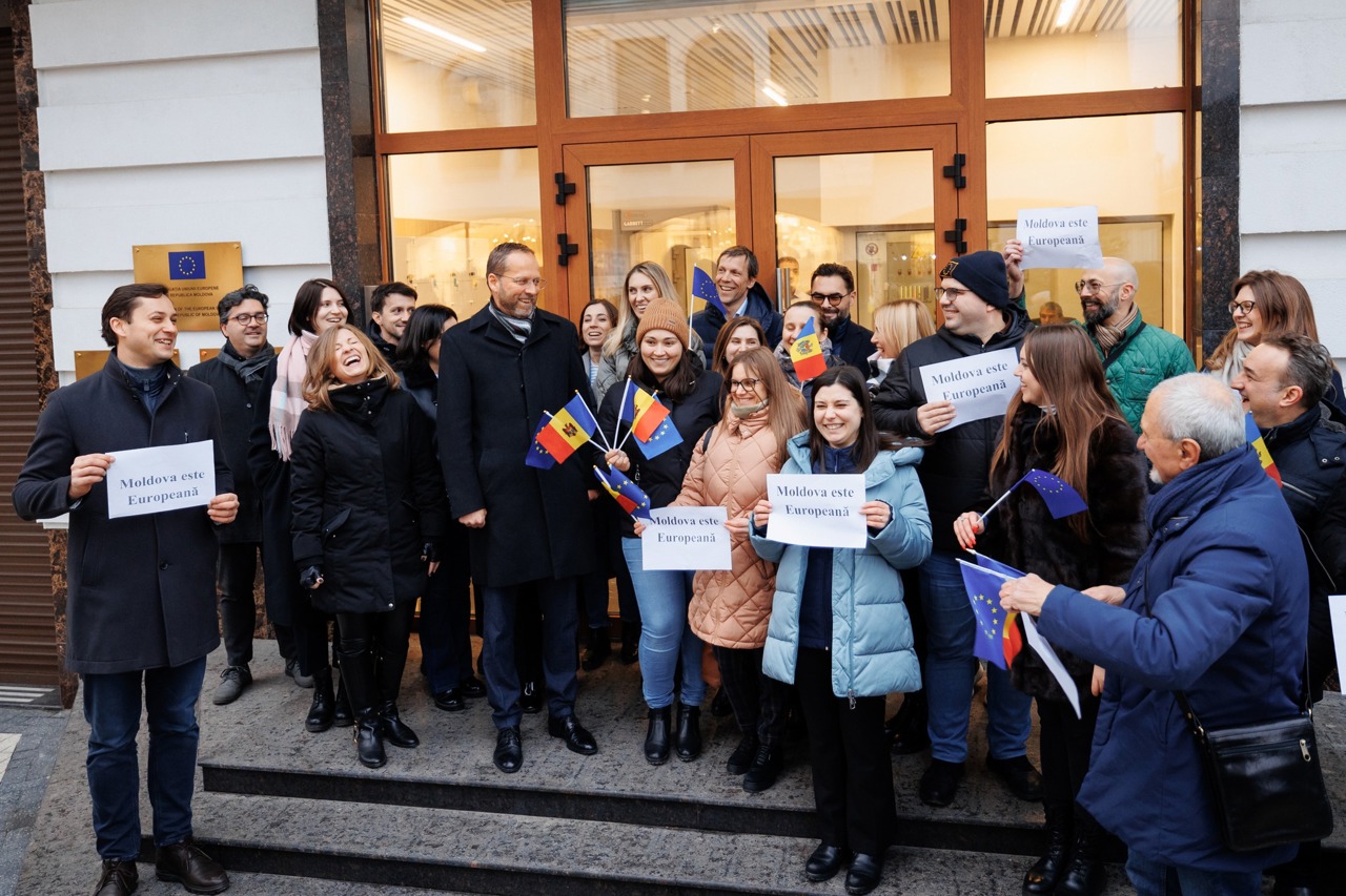 La Chișinău a avut loc un flashmob întitulat "Mulțumim UE! Moldova este europeană!" 